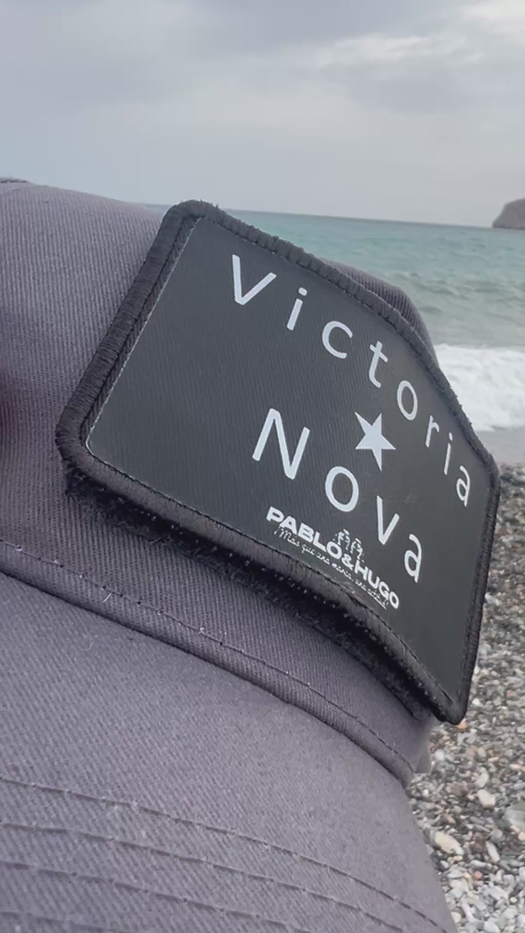 Démonstration du patch Victoria Nova interchangeable sur casquette Pablo & Hugo : retrait et remise en place du patch Velcro