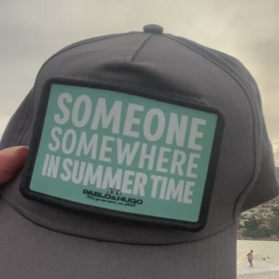 Démonstration du changement de patch interchangeable Velcro sur une casquette Pablo & Hugo