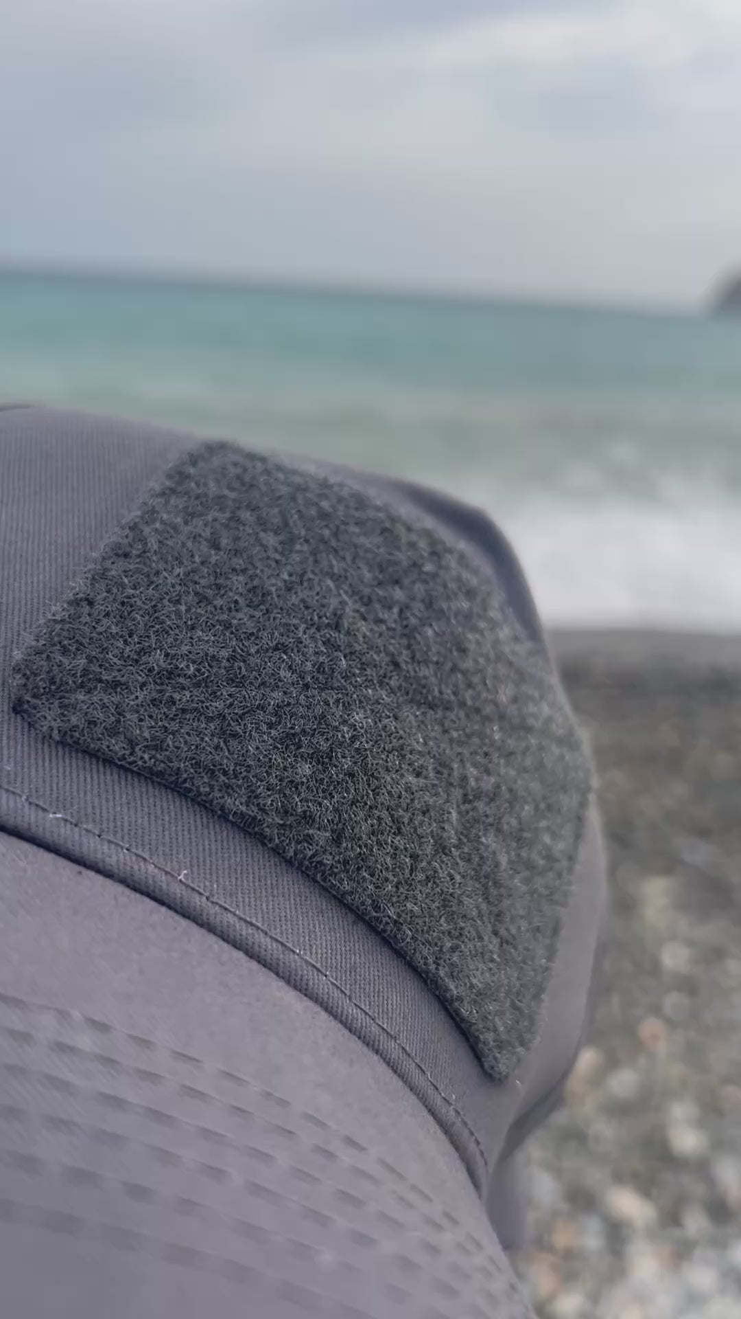 Pose d’un patch Victoria Nova interchangeable sur casquette Pablo & Hugo avec système Velcro