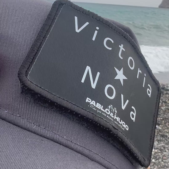 Démonstration du patch Victoria Nova interchangeable sur casquette Pablo & Hugo : retrait et remise en place du patch Velcro