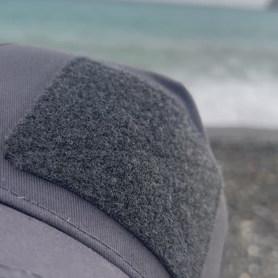 Pose d’un patch Victoria Nova interchangeable sur casquette Pablo & Hugo avec système Velcro